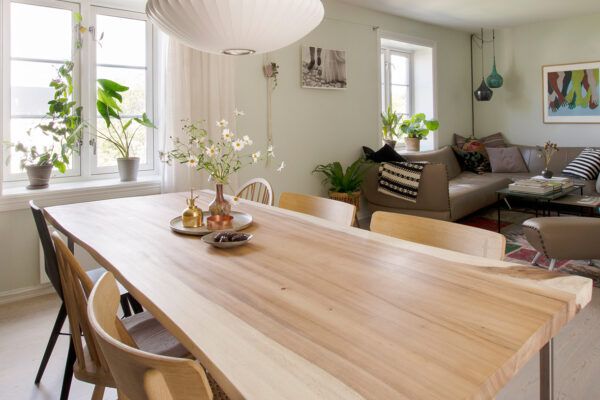 Spisebord i heltre: Tyngde, varme og en naturlig ro